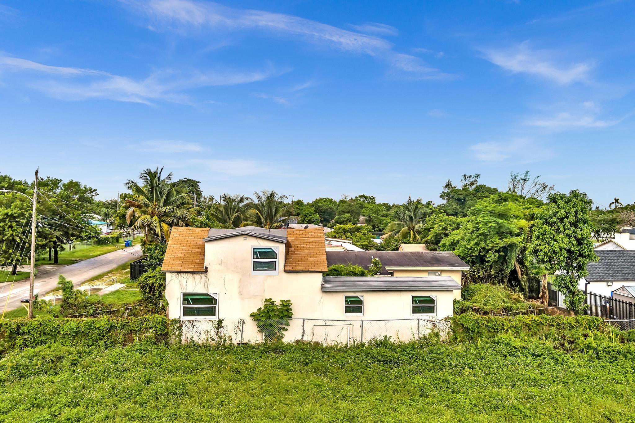 1713 NW 76th Miami, FL 33147
