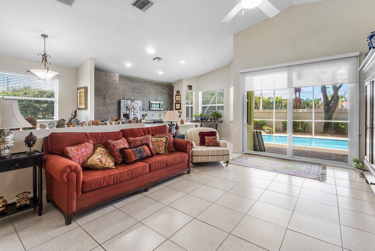 136 Hidden Holw Palm Beach Gardens, FL 33418