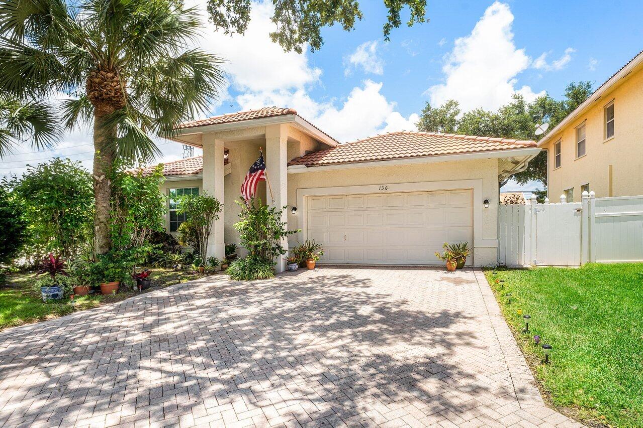 136 Hidden Holw Palm Beach Gardens, FL 33418