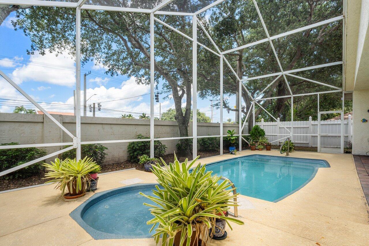 136 Hidden Holw Palm Beach Gardens, FL 33418