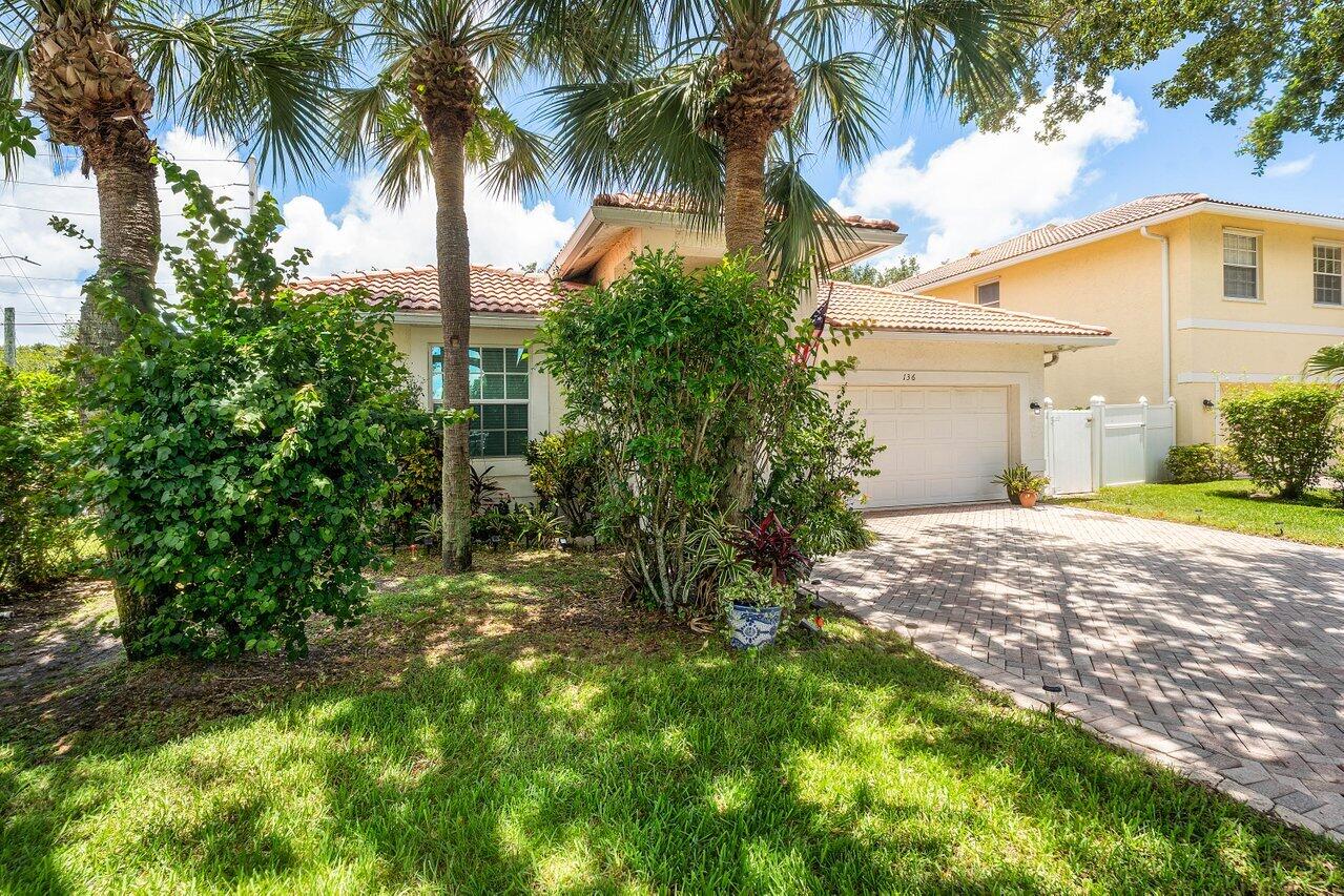 136 Hidden Holw Palm Beach Gardens, FL 33418