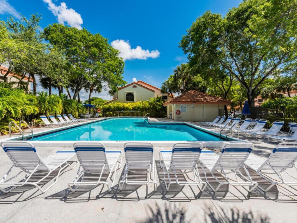 3351 Emerald Oaks Dr #103 Hollywood, FL 33021