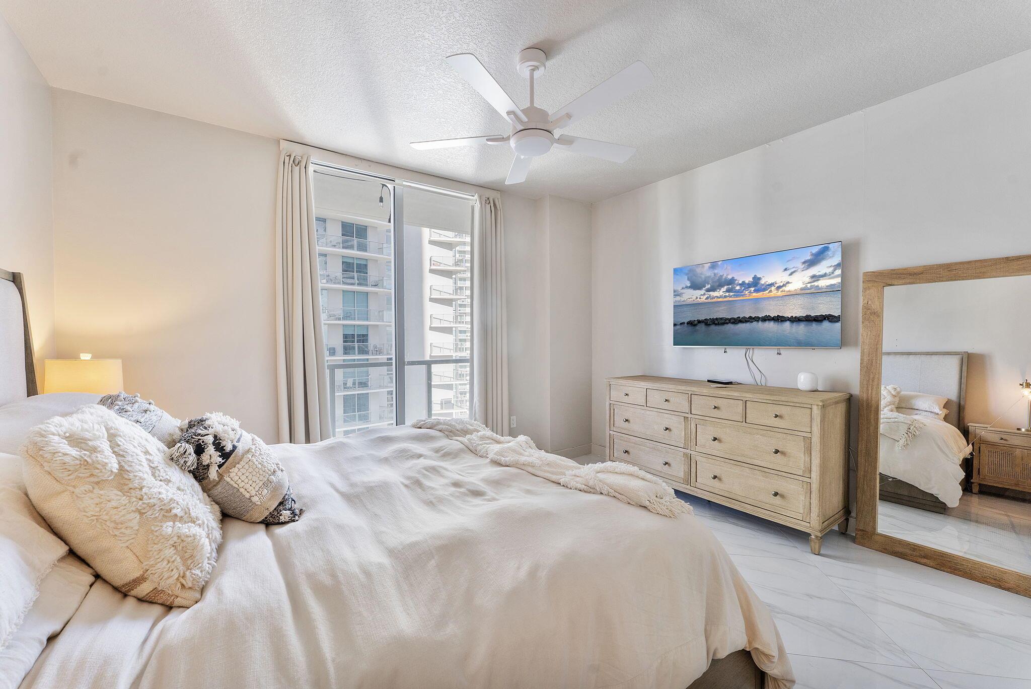 image The Axis On Brickell Ii C30