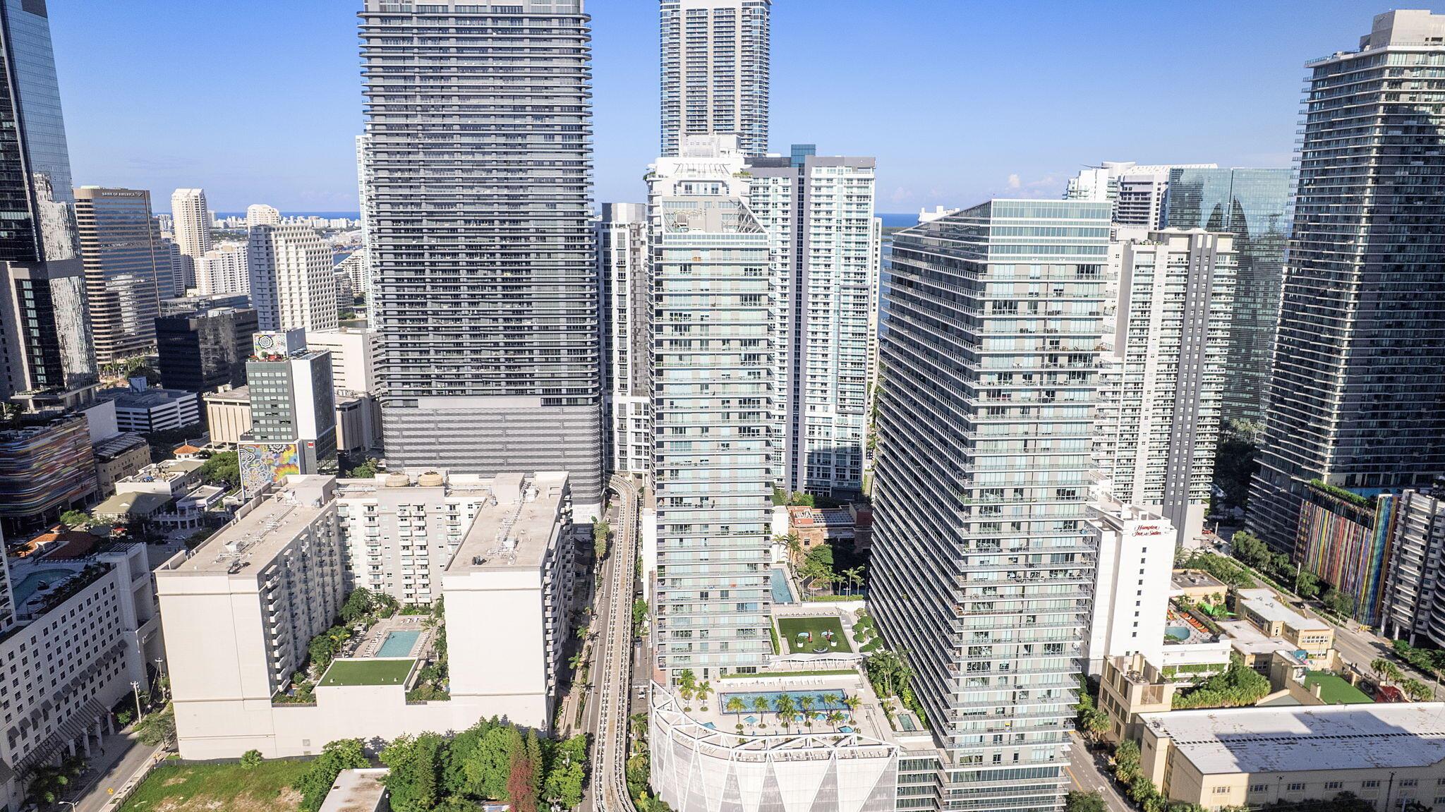 image The Axis On Brickell Ii C33