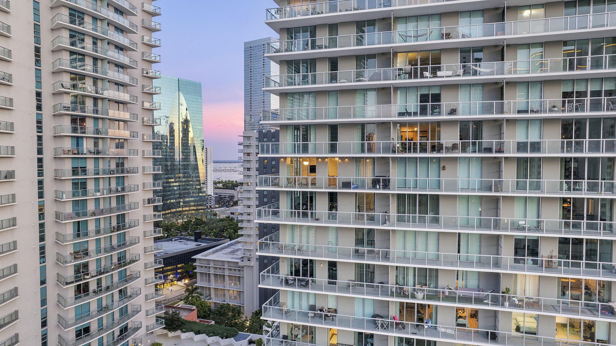 image The Axis On Brickell Ii C61