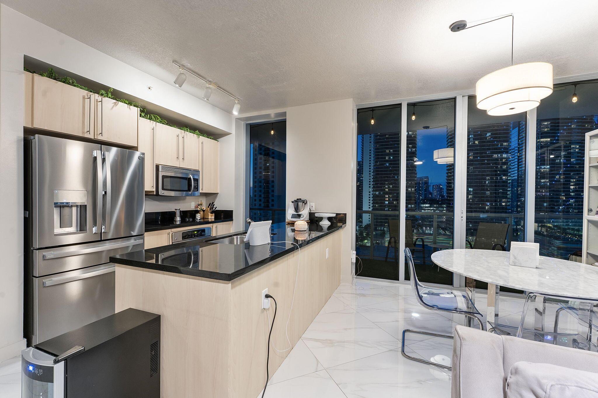 image The Axis On Brickell Ii C8