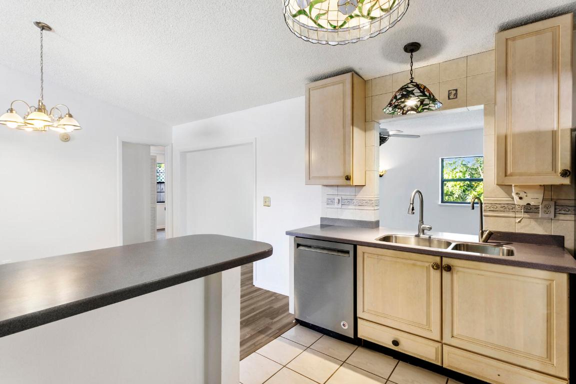 6075 Wolfe St Jupiter, FL 33458