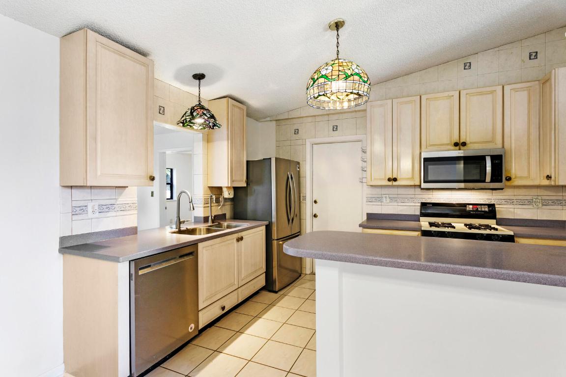 6075 Wolfe St Jupiter, FL 33458