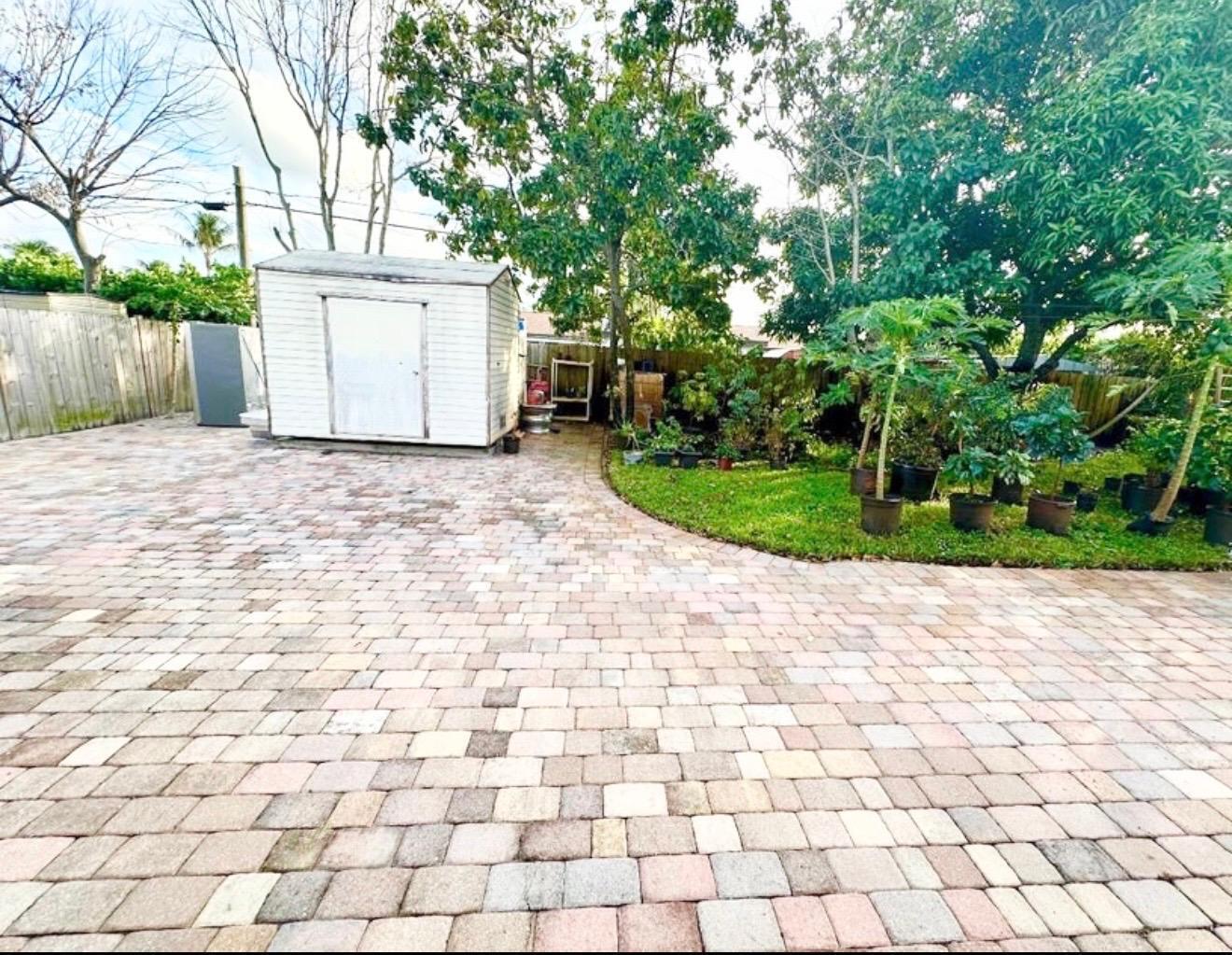 2594 W End Rd West Palm Beach, FL 33406