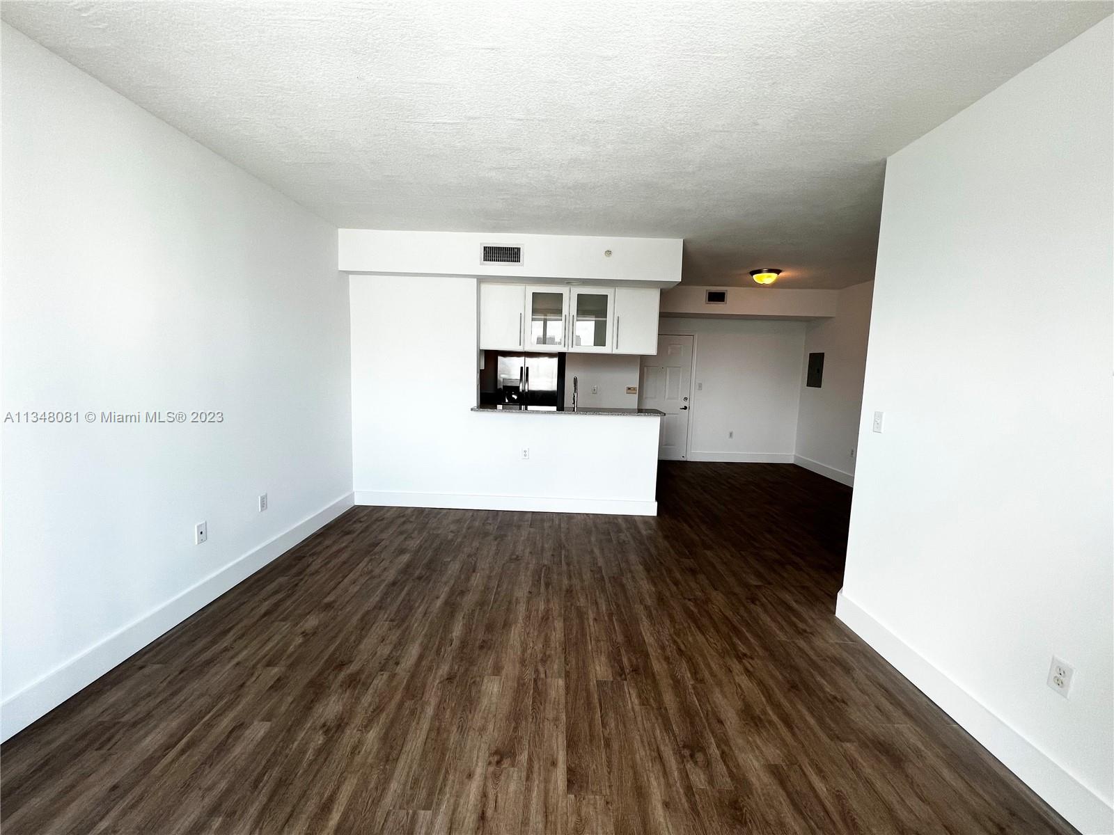 image 1800 Biscayne Plaza2