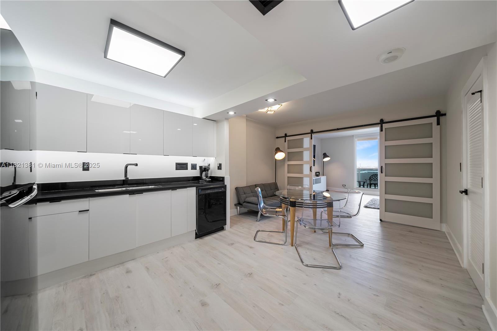 image Roney Palace Condo1