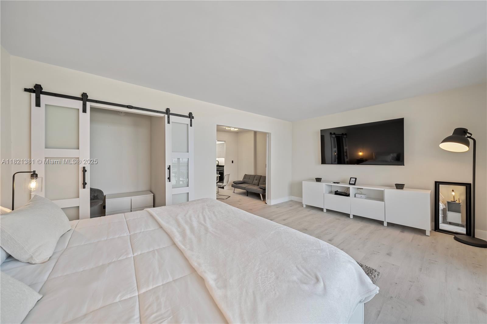 image Roney Palace Condo4