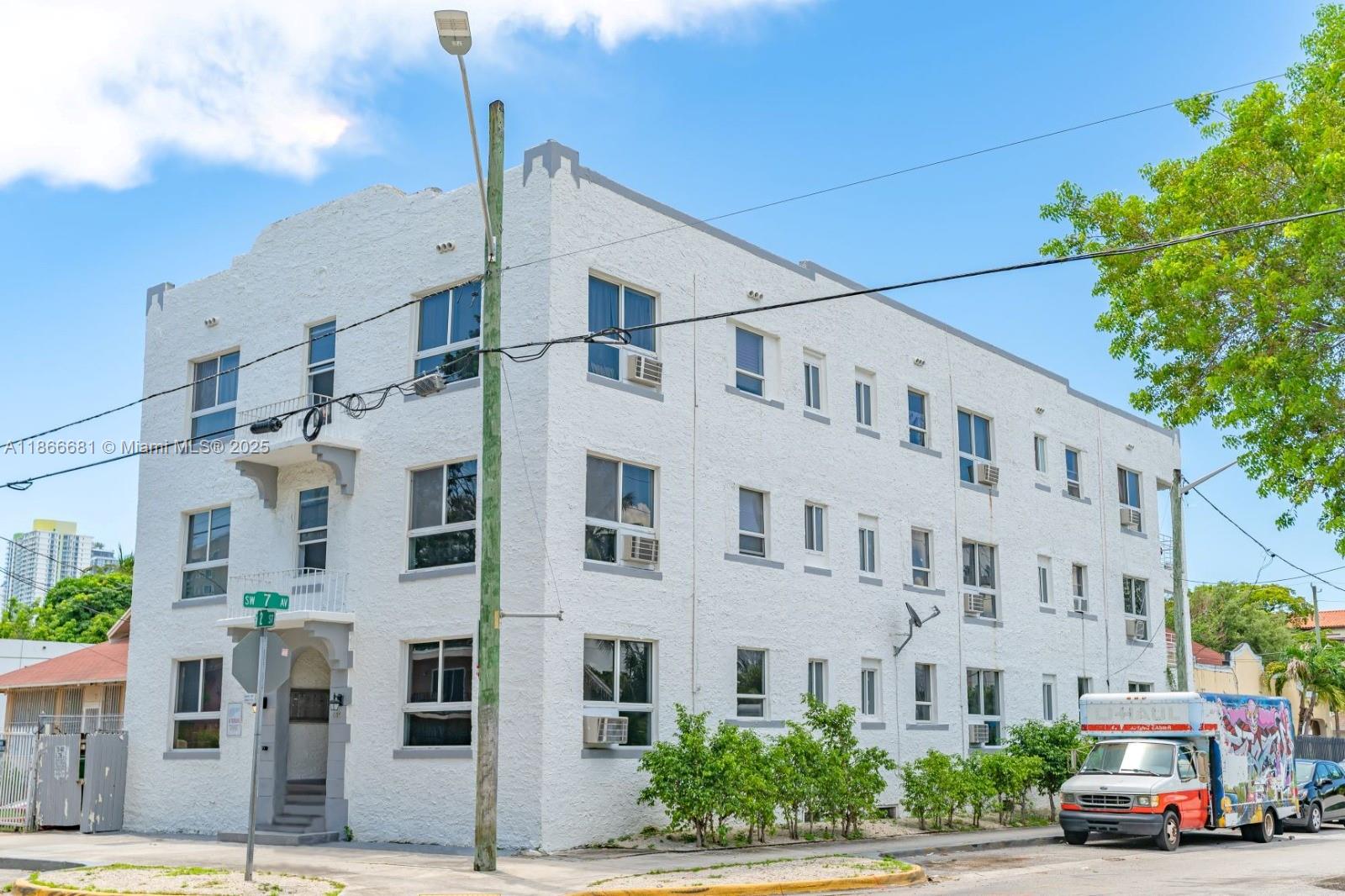 676 SW 2nd St #18