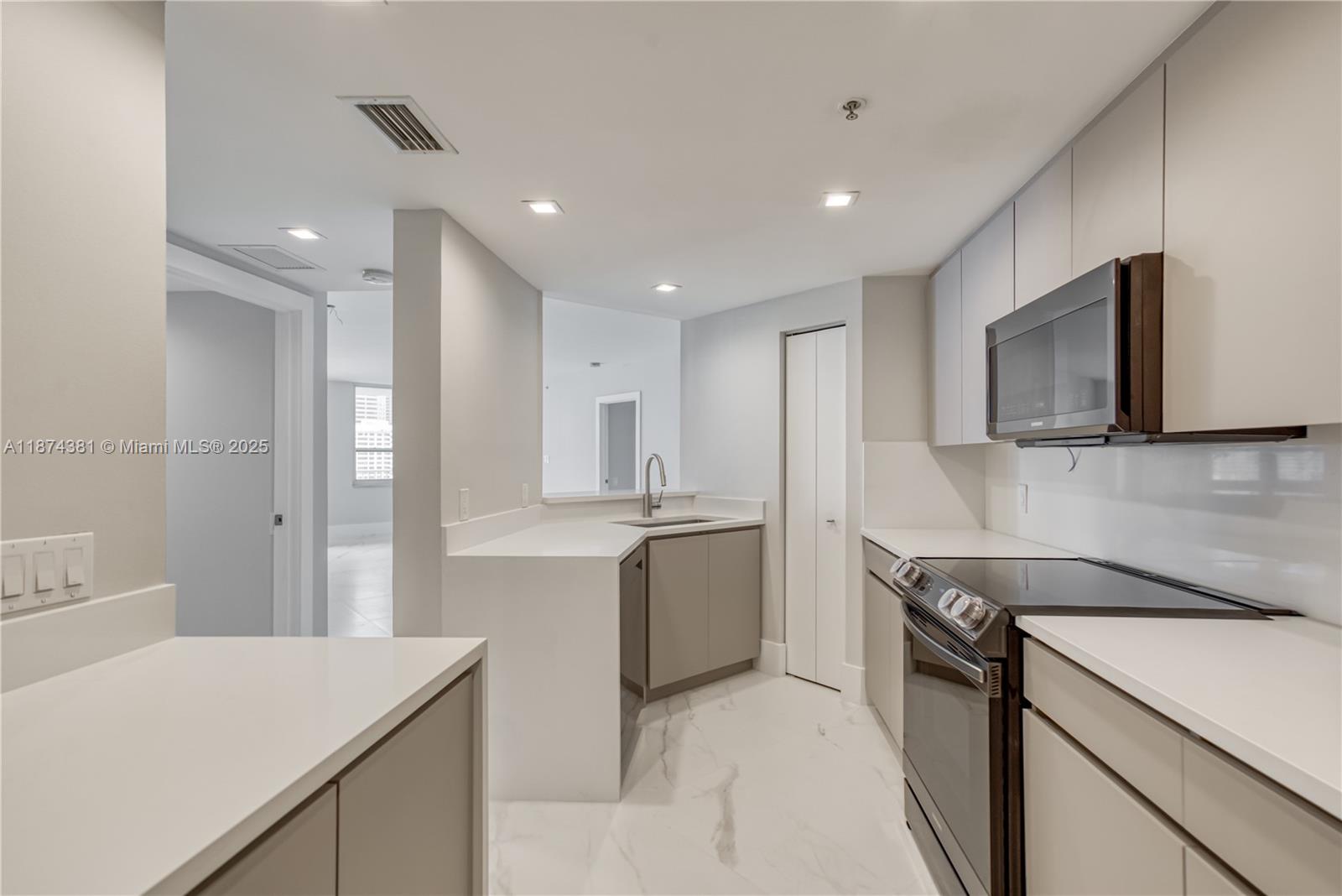 image Courvoisier Courts Condo4