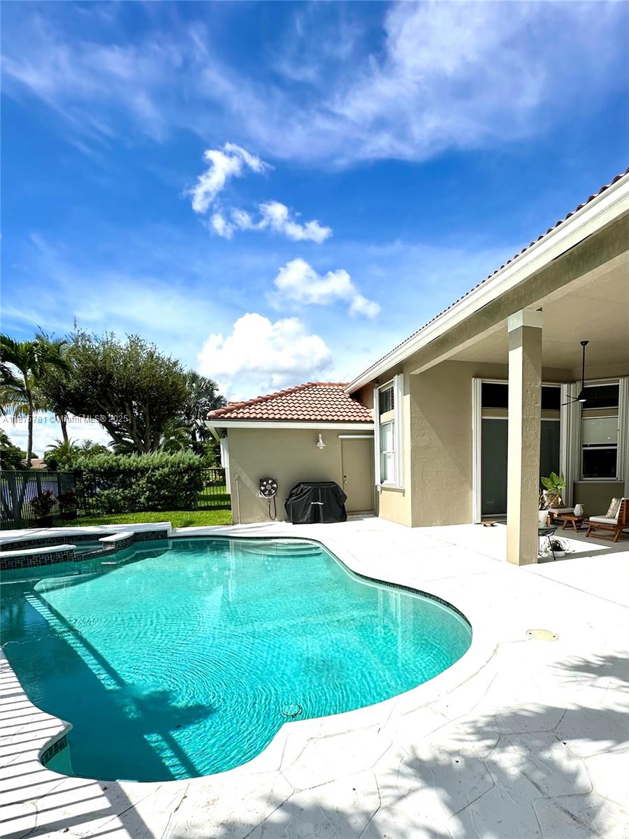 656 Verona Pl Weston, FL 33326