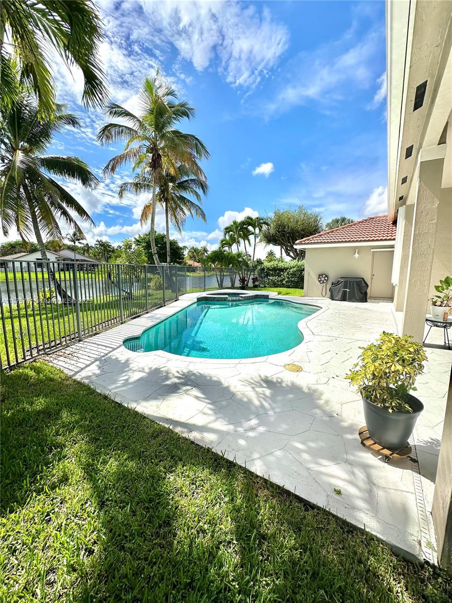 656 Verona Pl Weston, FL 33326