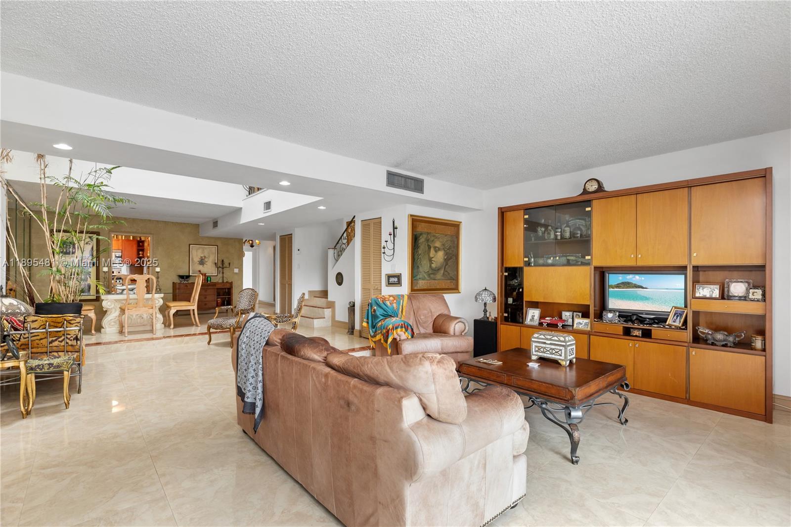 214 Poinciana Dr #204 Sunny Isles Beach, FL 33160