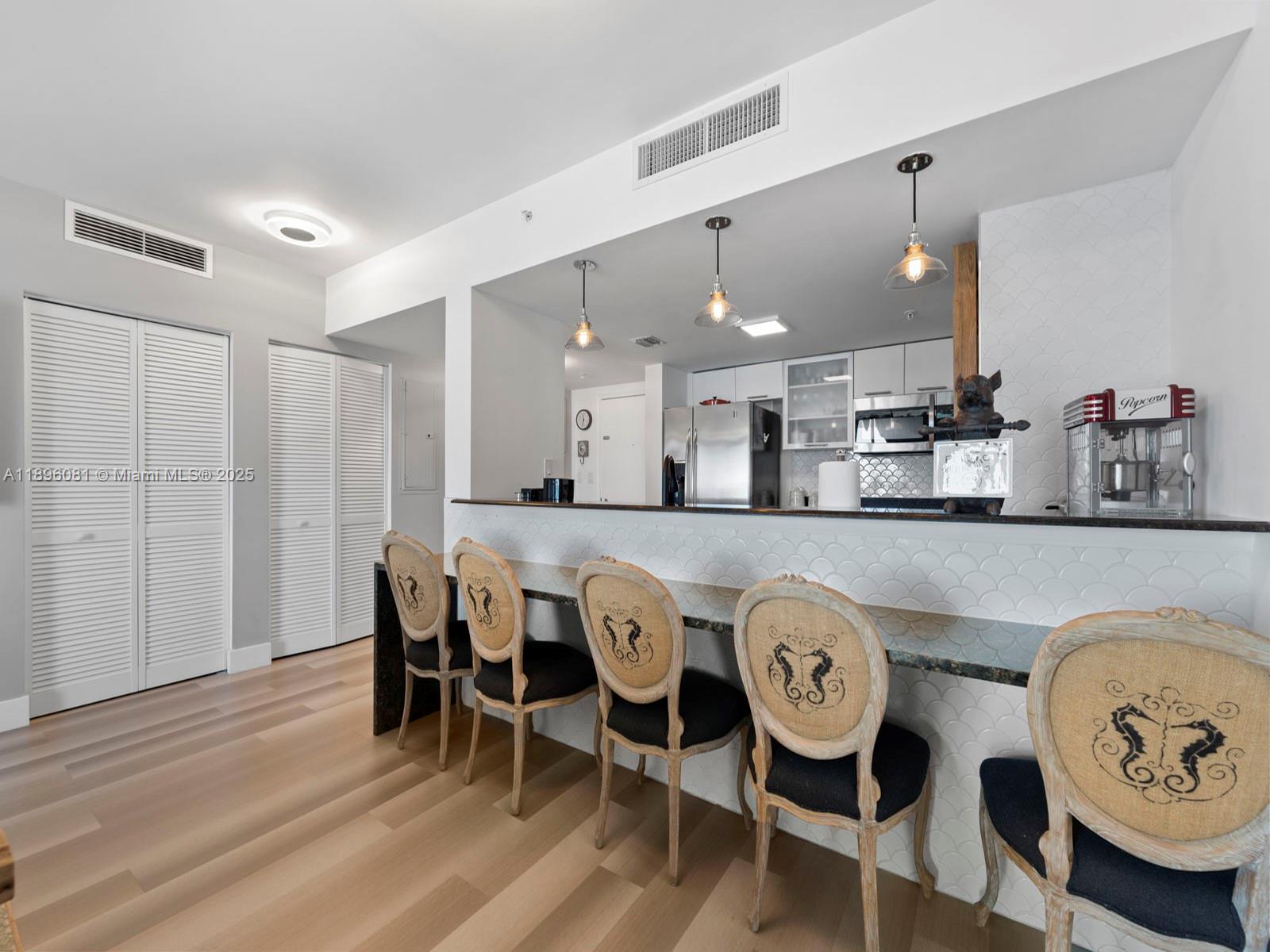 image 1800 Club Condo7