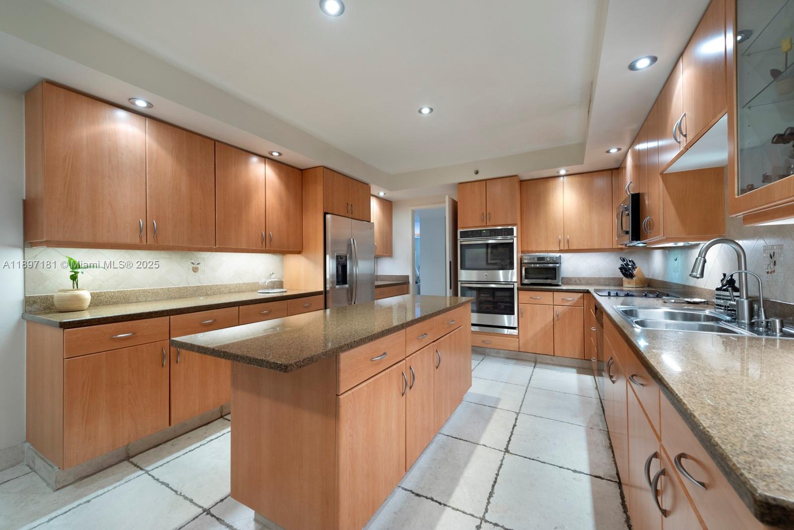 765 Crandon Blvd #102 Key Biscayne, FL 33149