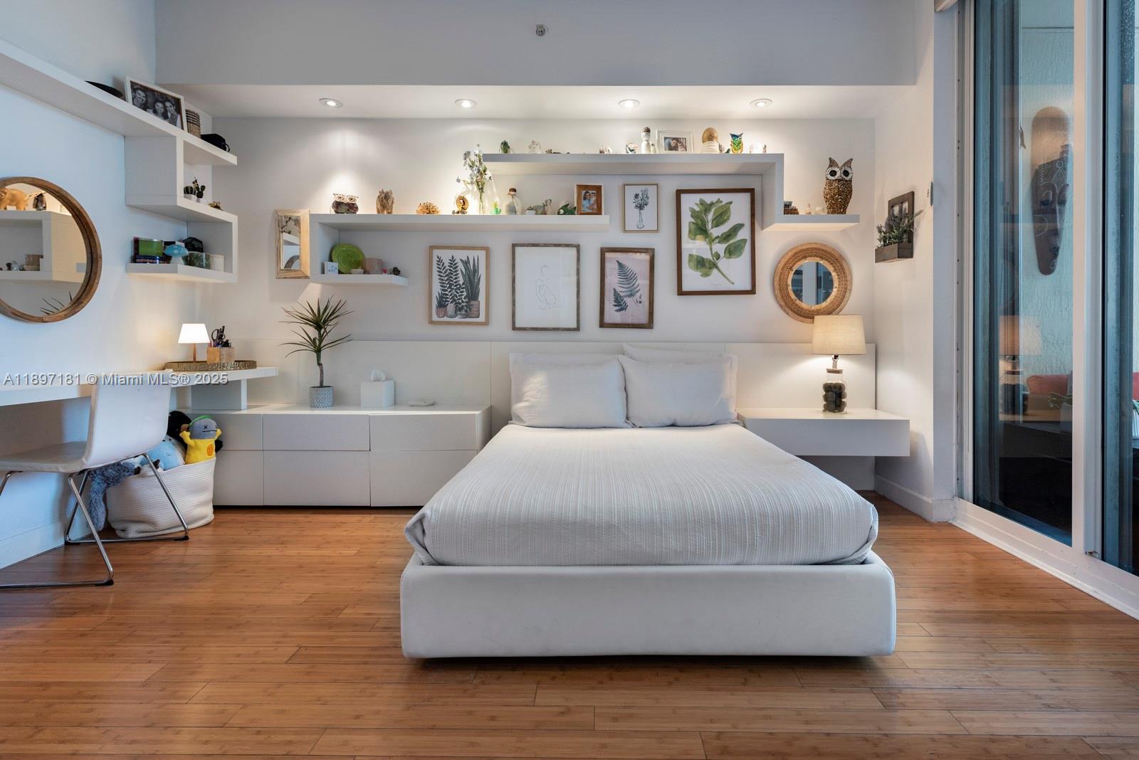 765 Crandon Blvd #102 Key Biscayne, FL 33149