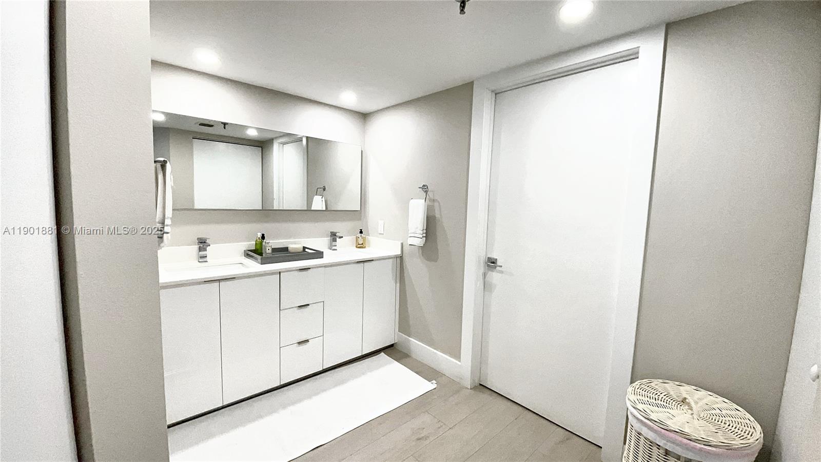 520 Brickell Key Dr #A1010 Miami, FL 33131 520 Brickell Key Dr #A1010 Miami, FL 33131