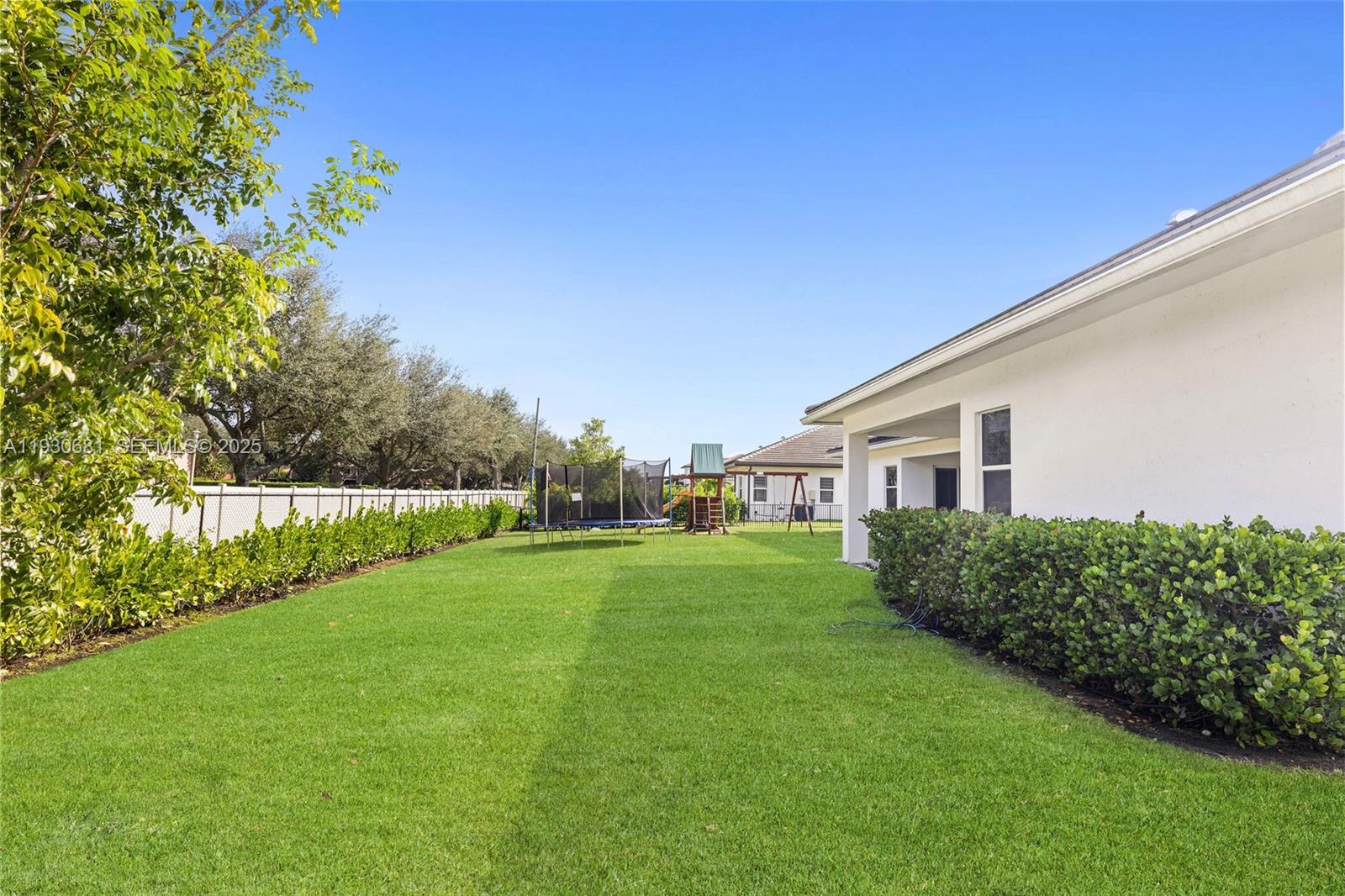 11035 N Sierra Rnch Dr Davie, FL 33324