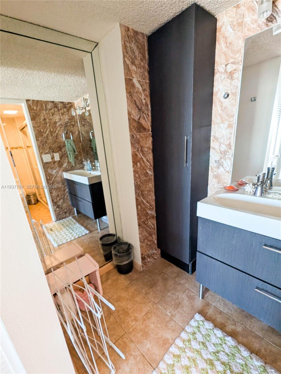 image Winston Towers 700 Condo10