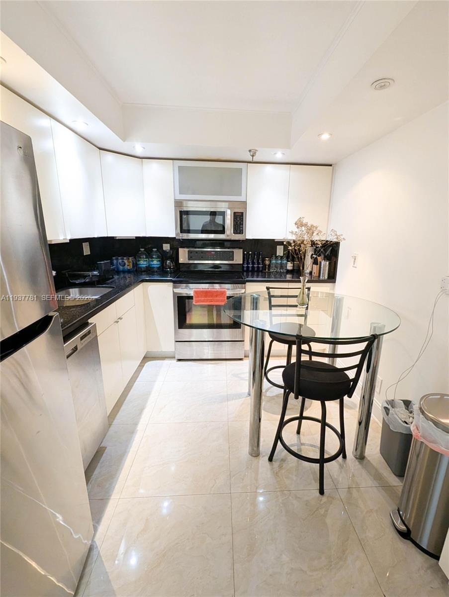 image Winston Towers 700 Condo1