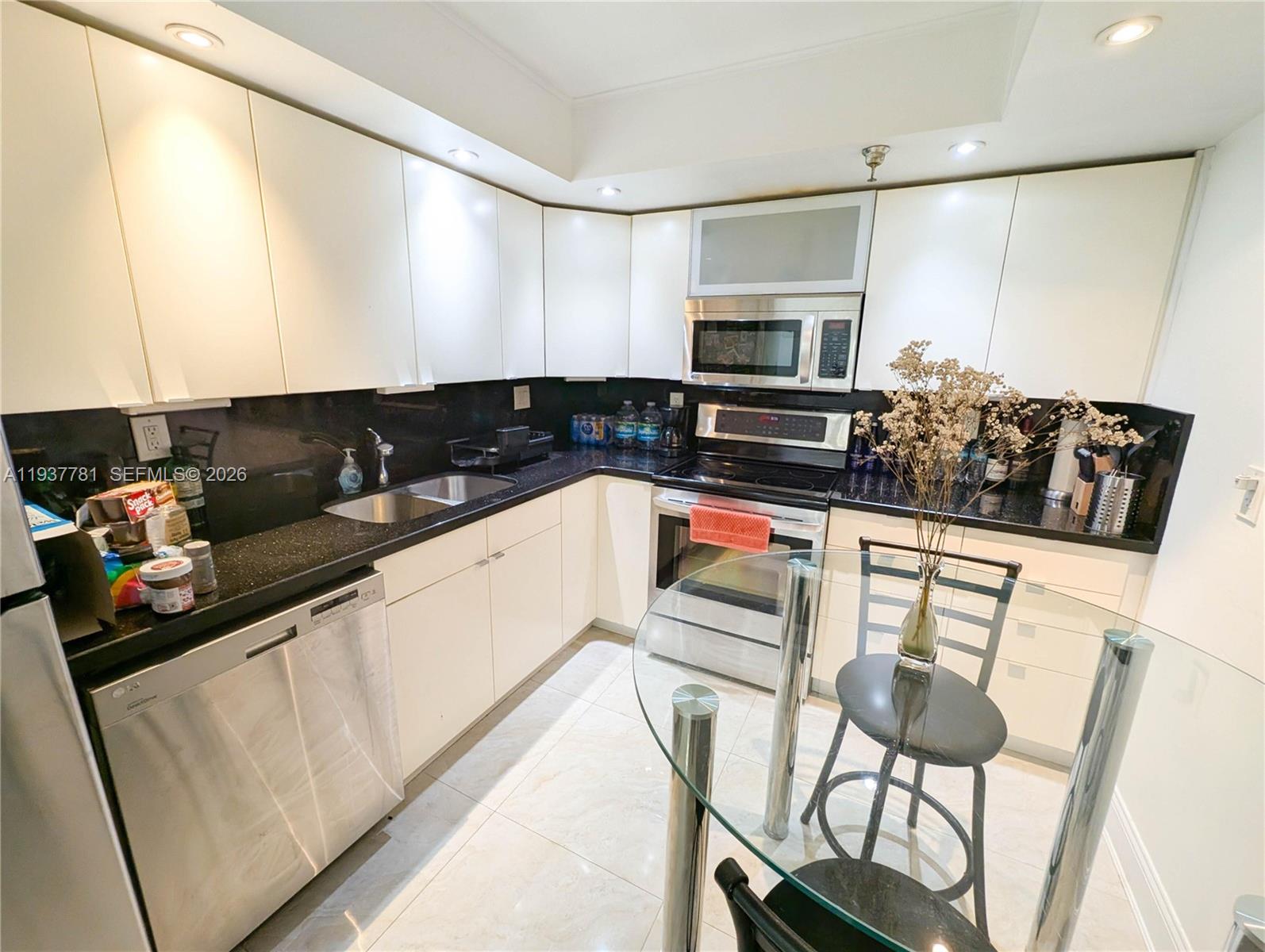 image Winston Towers 700 Condo2