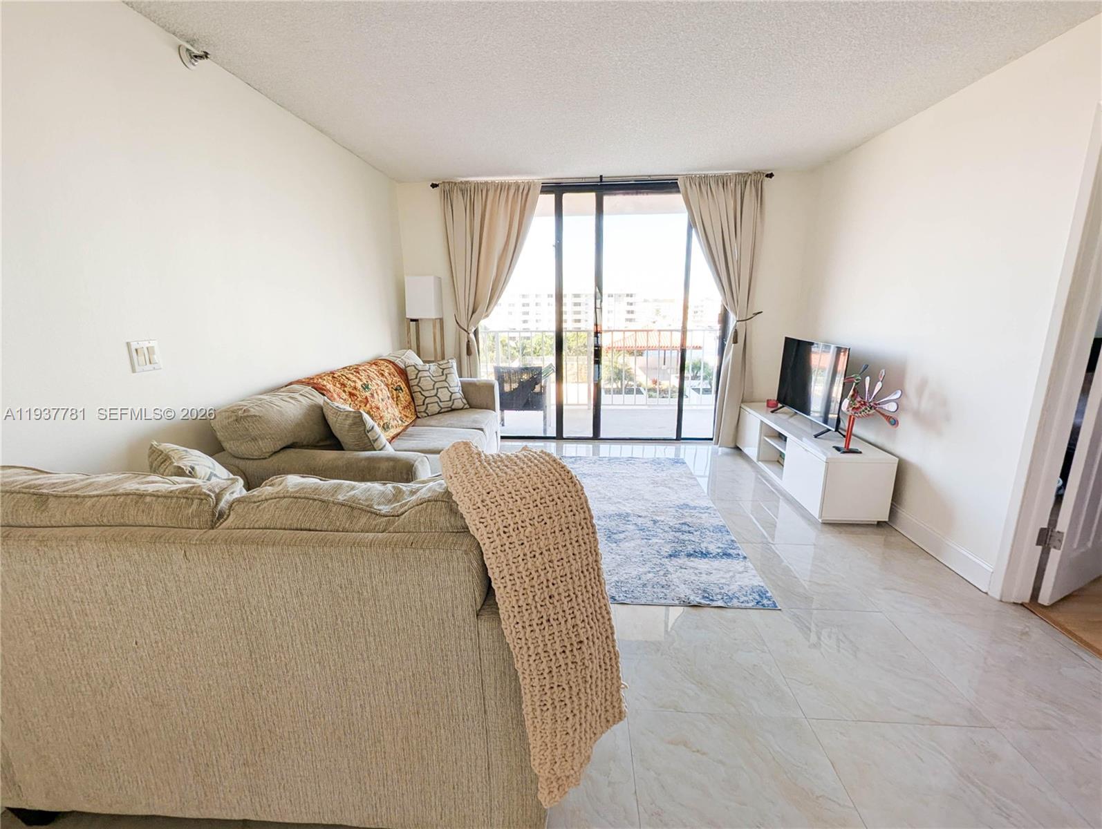 image Winston Towers 700 Condo3