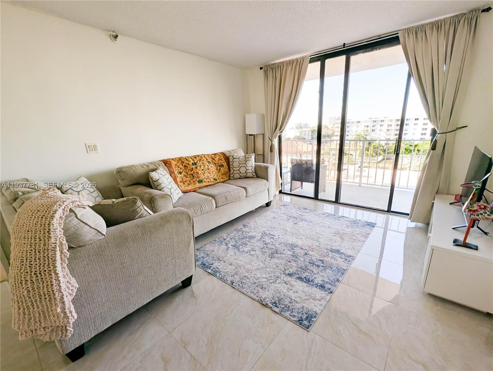 image Winston Towers 700 Condo4