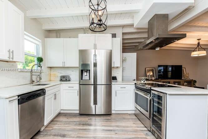 2075 S Hibiscus Dr North Miami, FL 33181