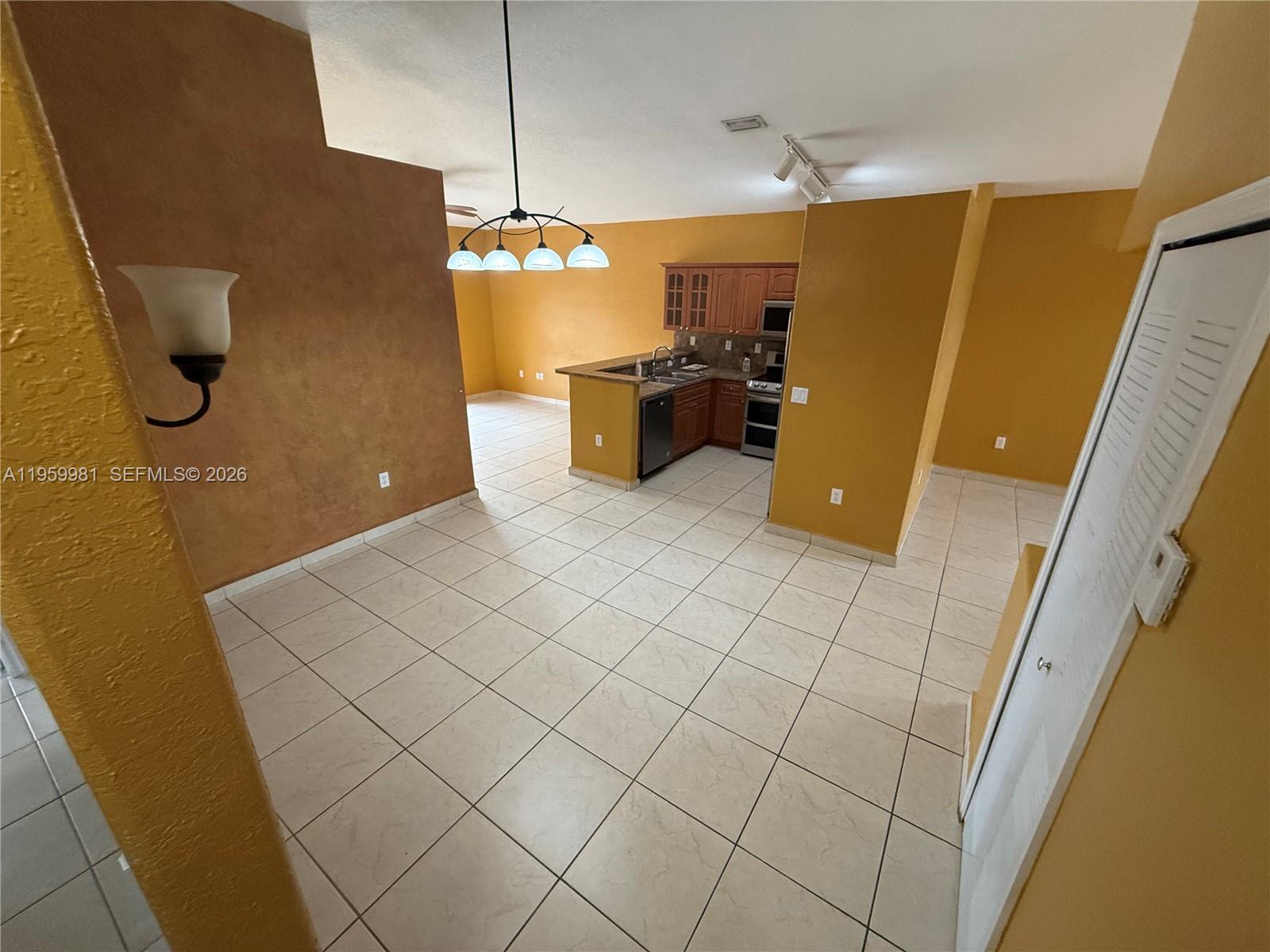 7772 NW 200th Ln Hialeah, FL 33015