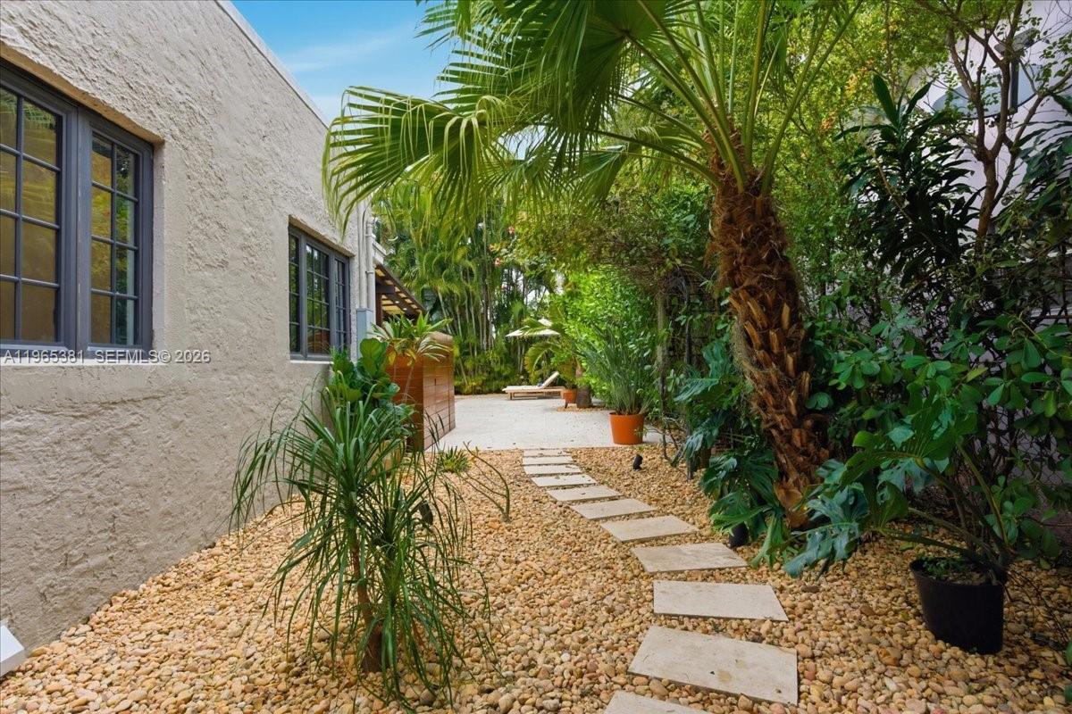 1737 SW 10th St Miami, FL 33135