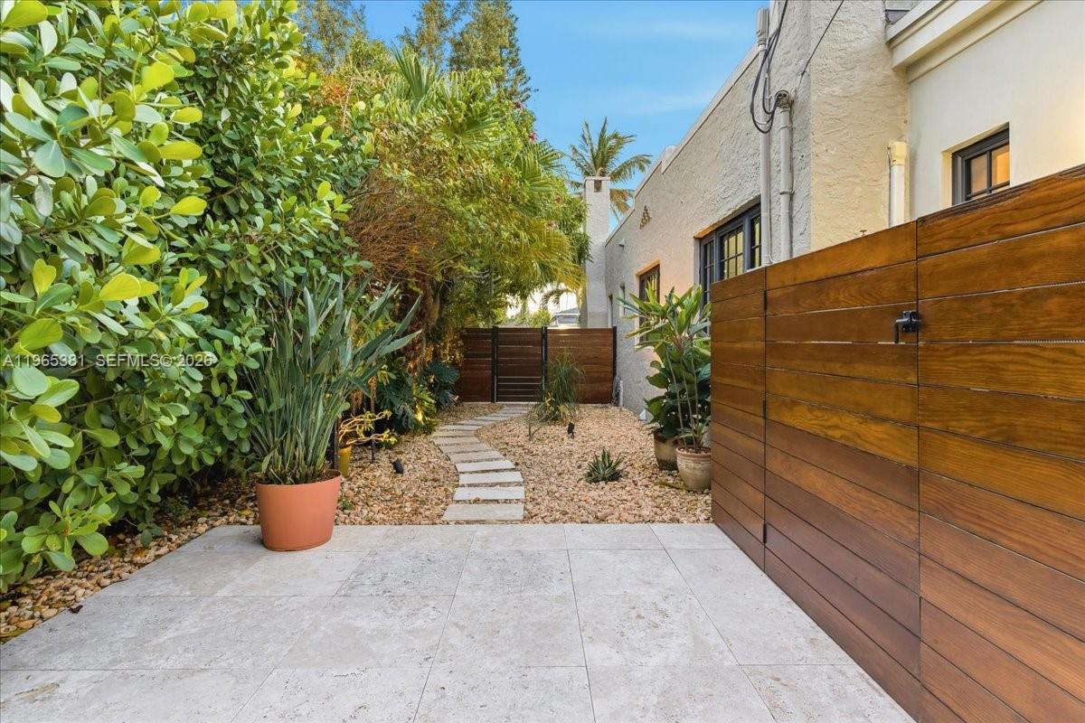 1737 SW 10th St Miami, FL 33135