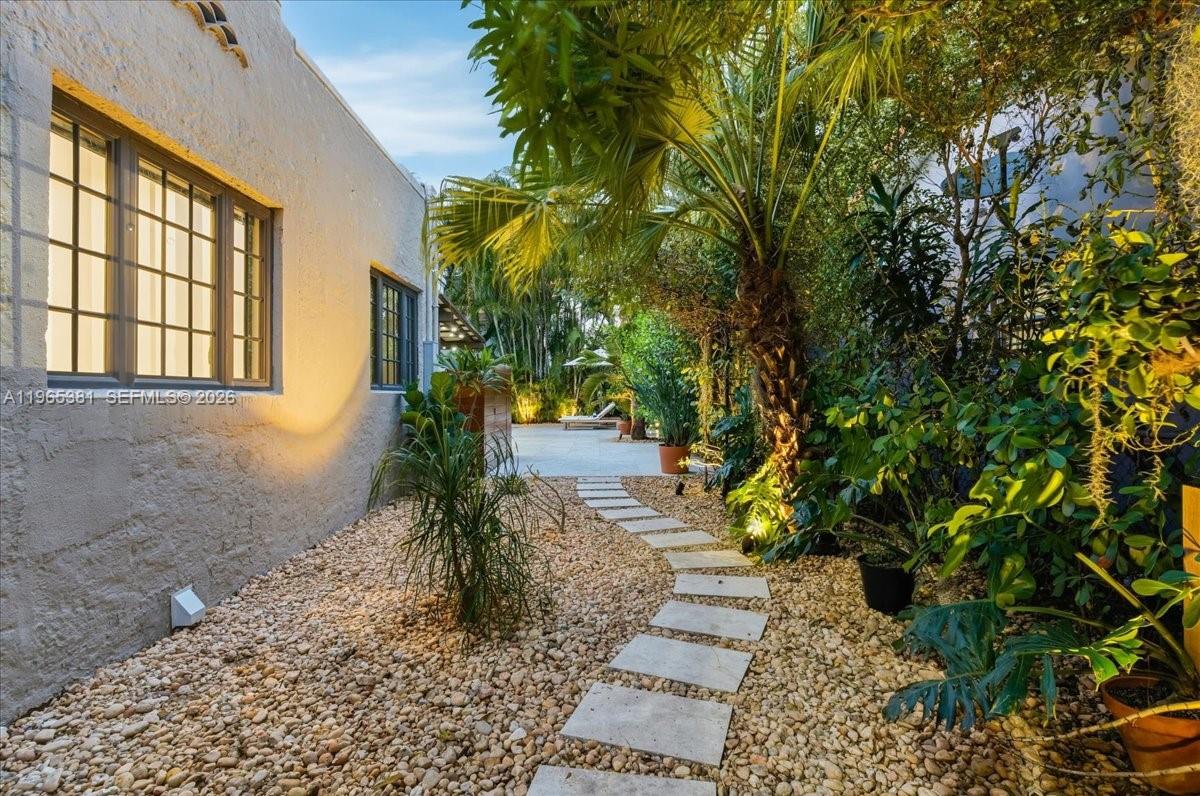 1737 SW 10th St Miami, FL 33135