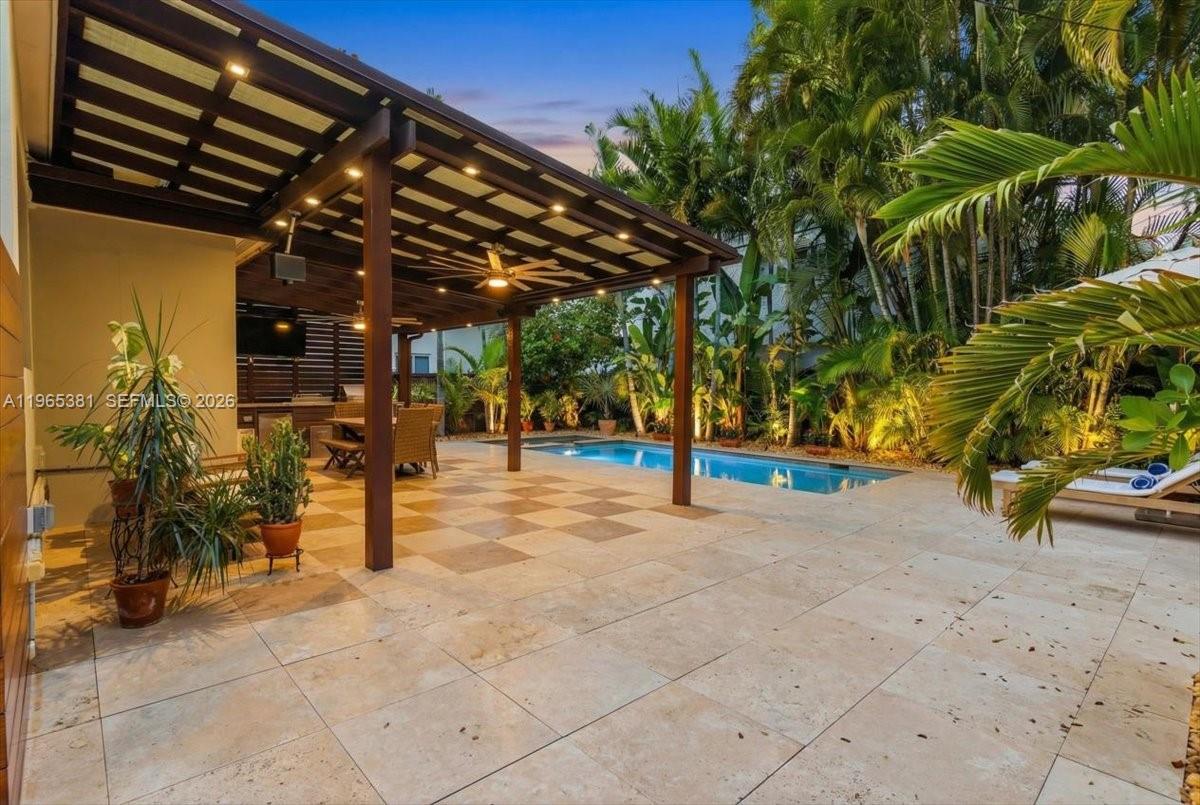 1737 SW 10th St Miami, FL 33135