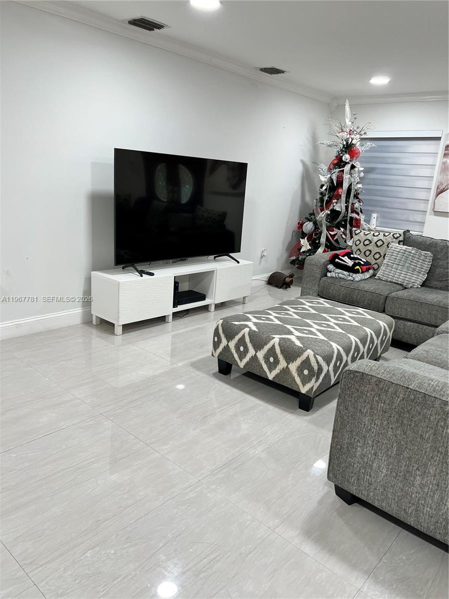 6284 SW 26th St Miami, FL 33155