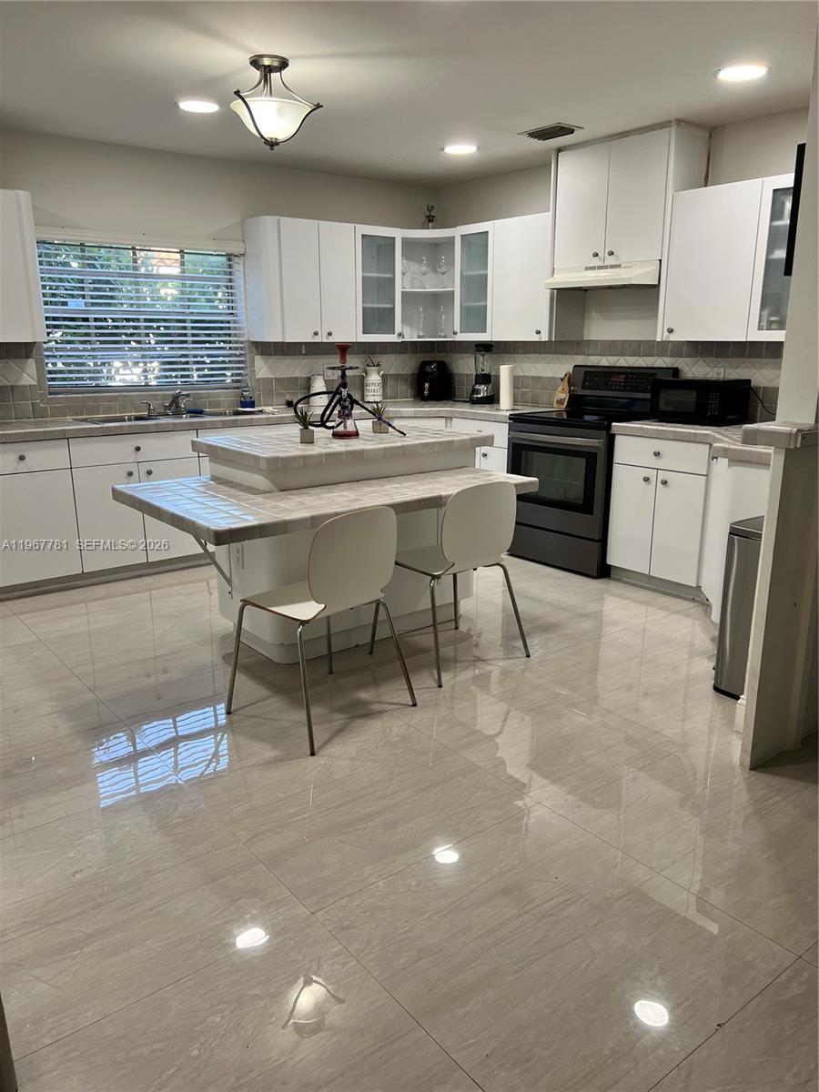 6284 SW 26th St Miami, FL 33155