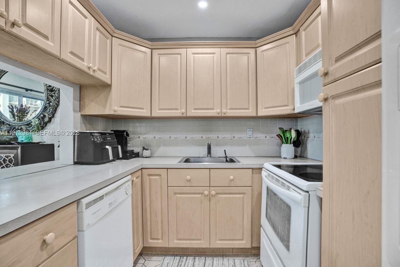 3665 NE 167th St #208 North Miami Beach, FL 33160