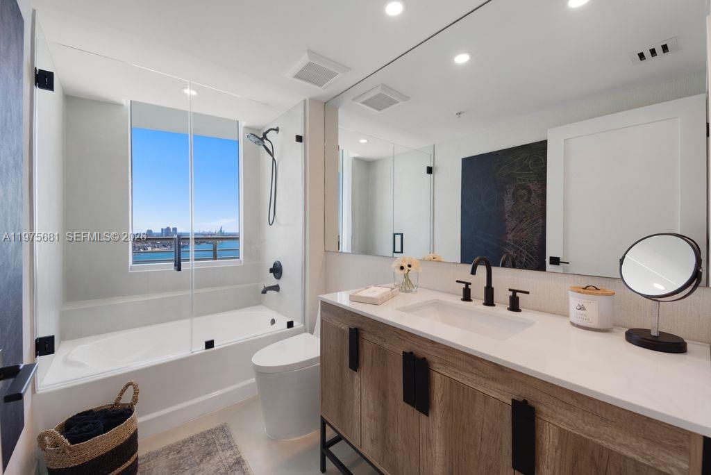 335 S Biscayne Blvd #3012 Miami, FL 33131