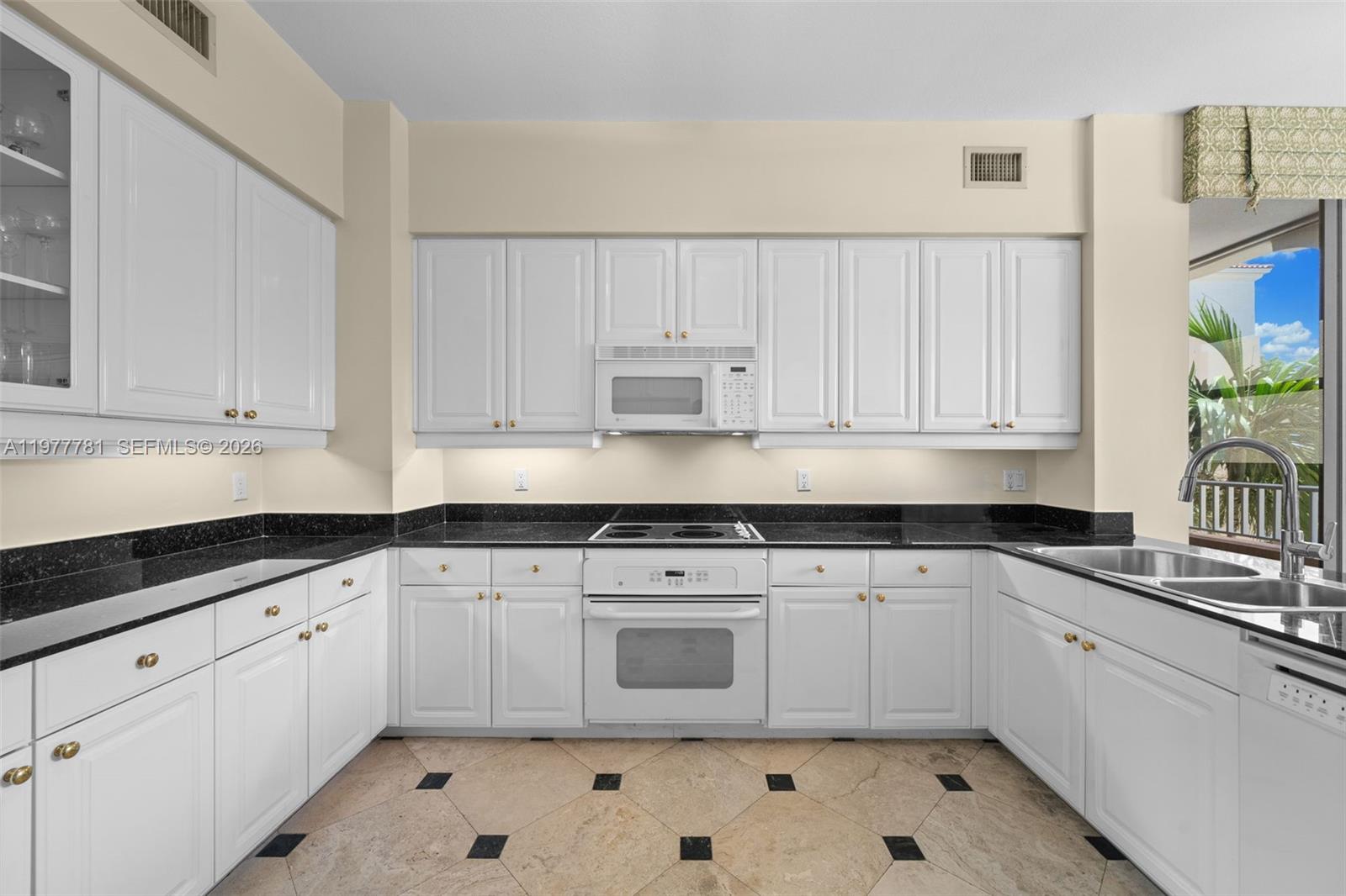 733 Crandon Blvd #405 Key Biscayne, FL 33149