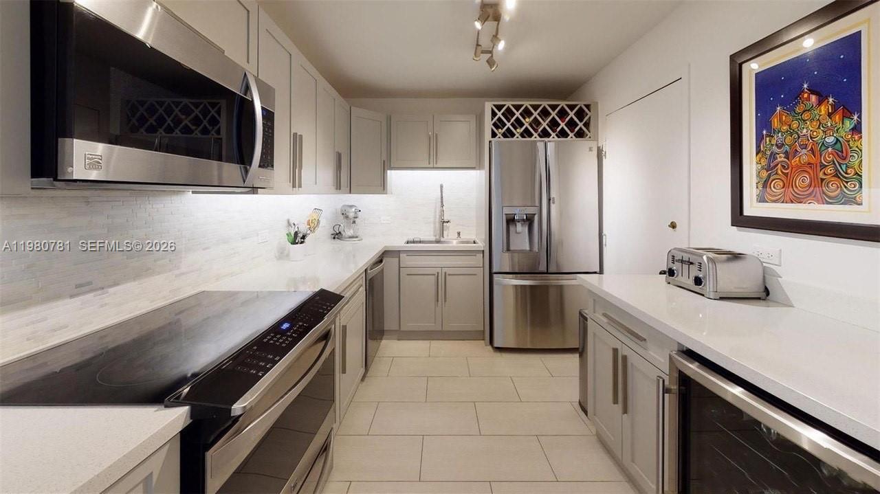 6039 Collins Ave #1223 Miami Beach, FL 33140