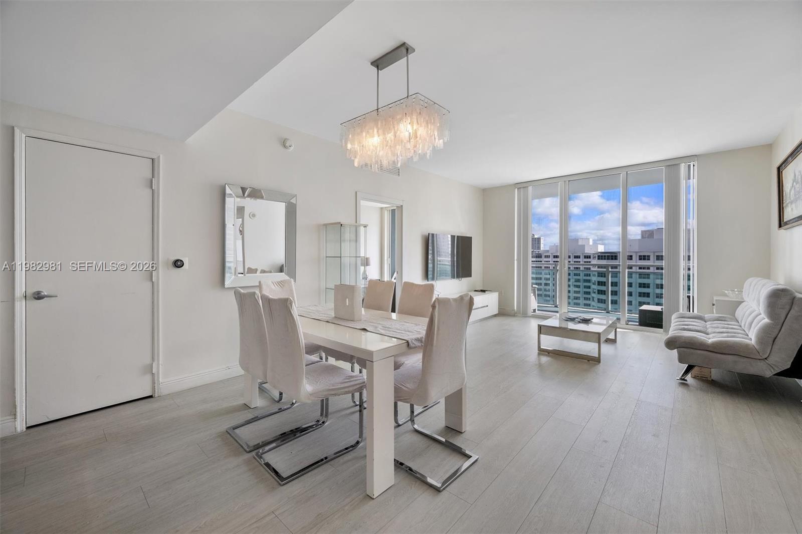 951 Brickell Ave #1806 Miami, FL 33131