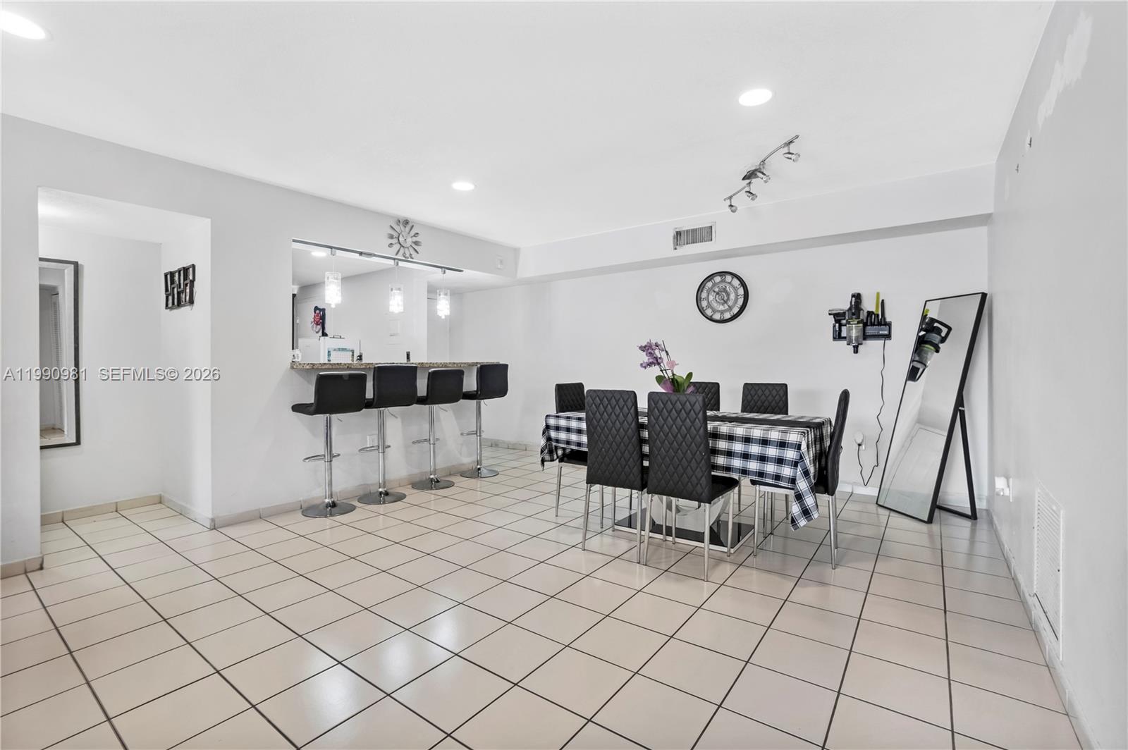 9403 SW 76th St #Y17 Miami, FL 33173