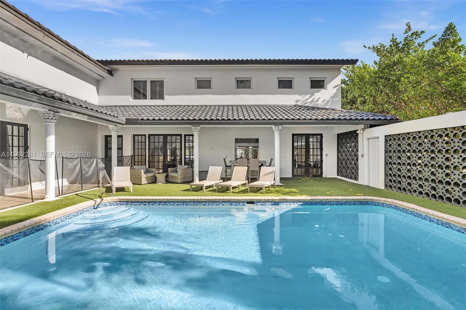 472 Sunset Dr Hallandale Beach, FL 33009