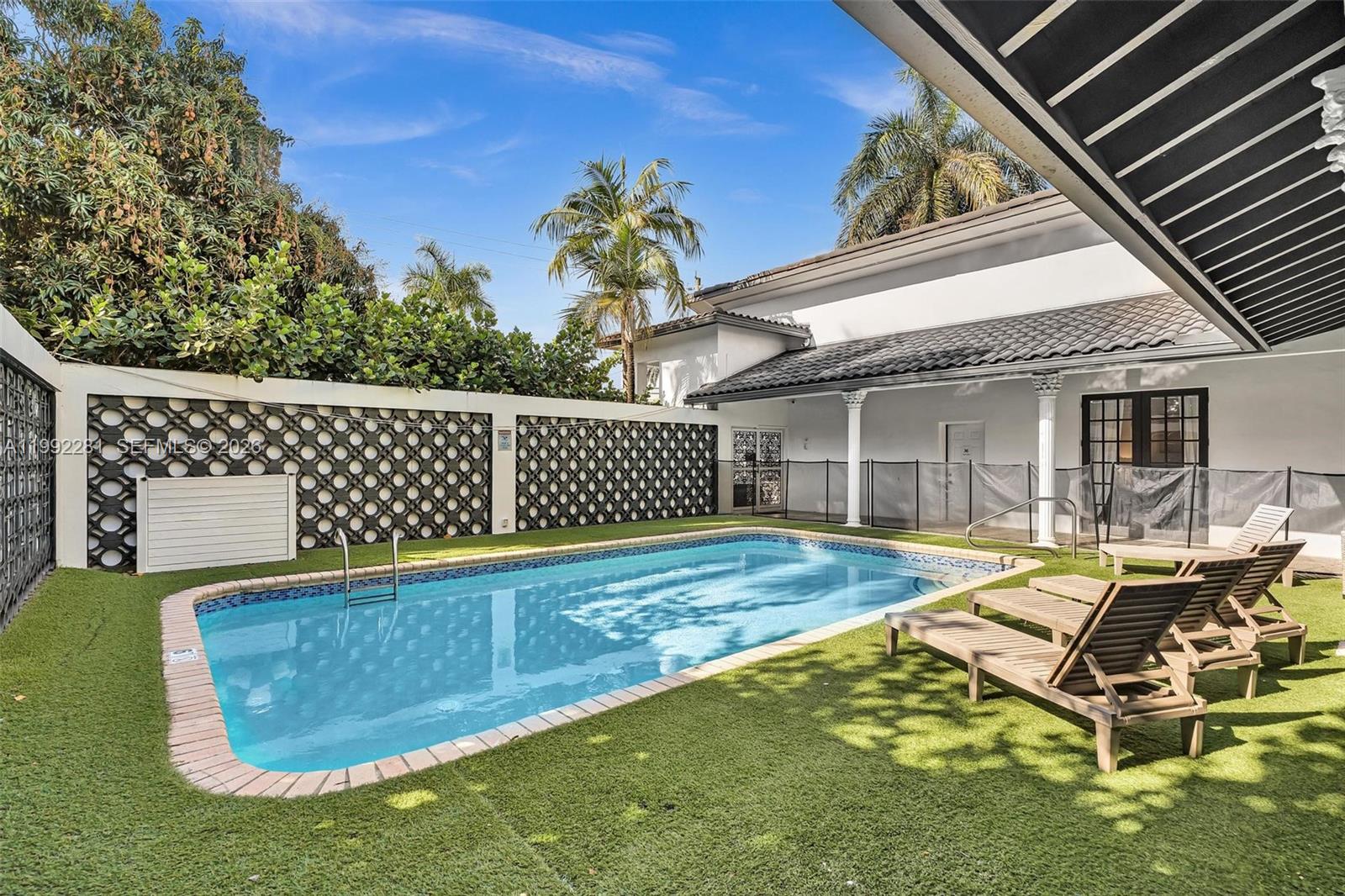 472 Sunset Dr Hallandale Beach, FL 33009