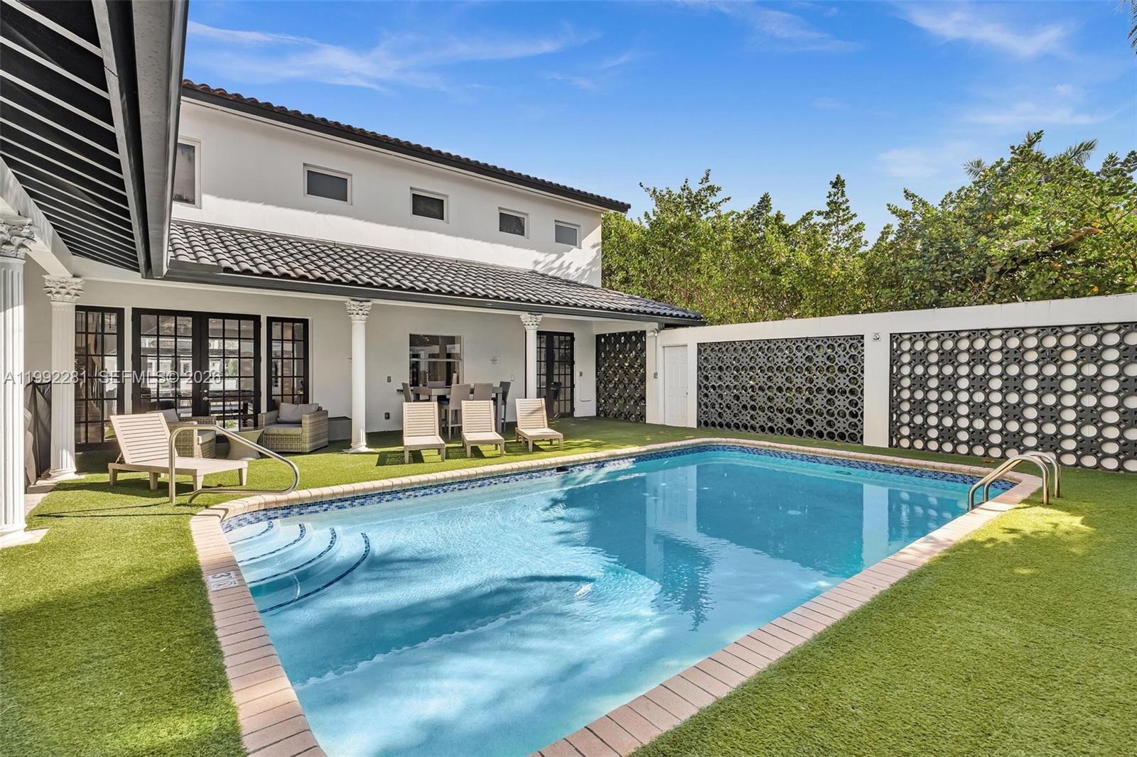 472 Sunset Dr Hallandale Beach, FL 33009