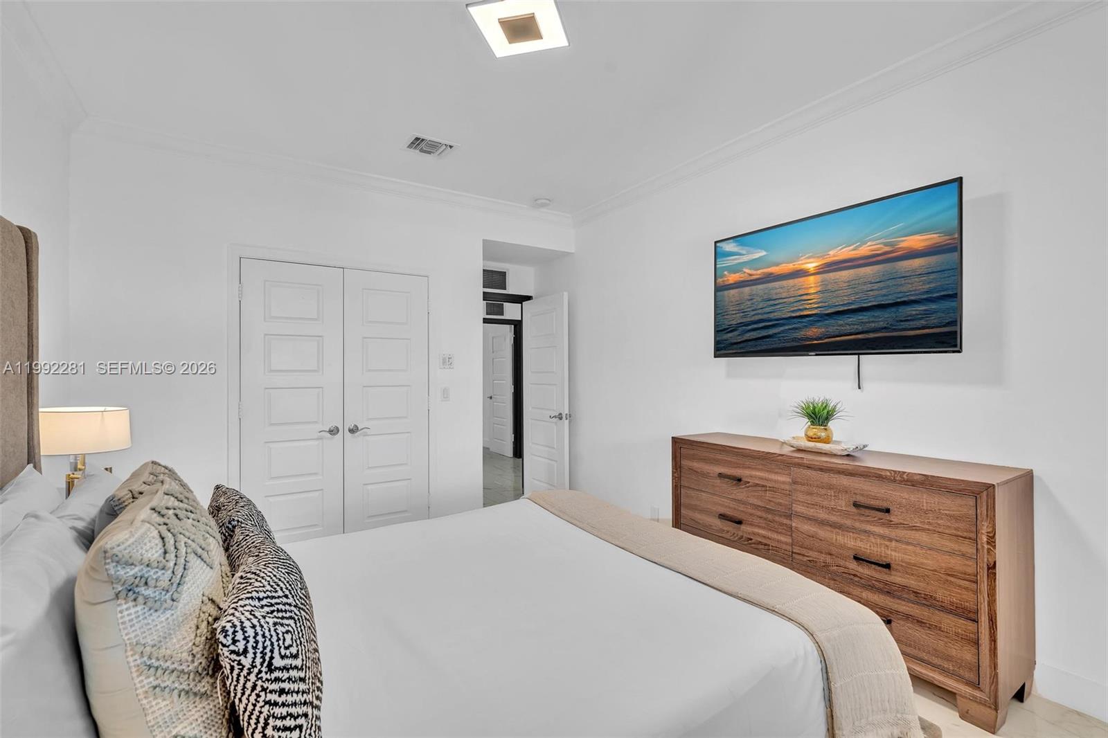 472 Sunset Dr Hallandale Beach, FL 33009