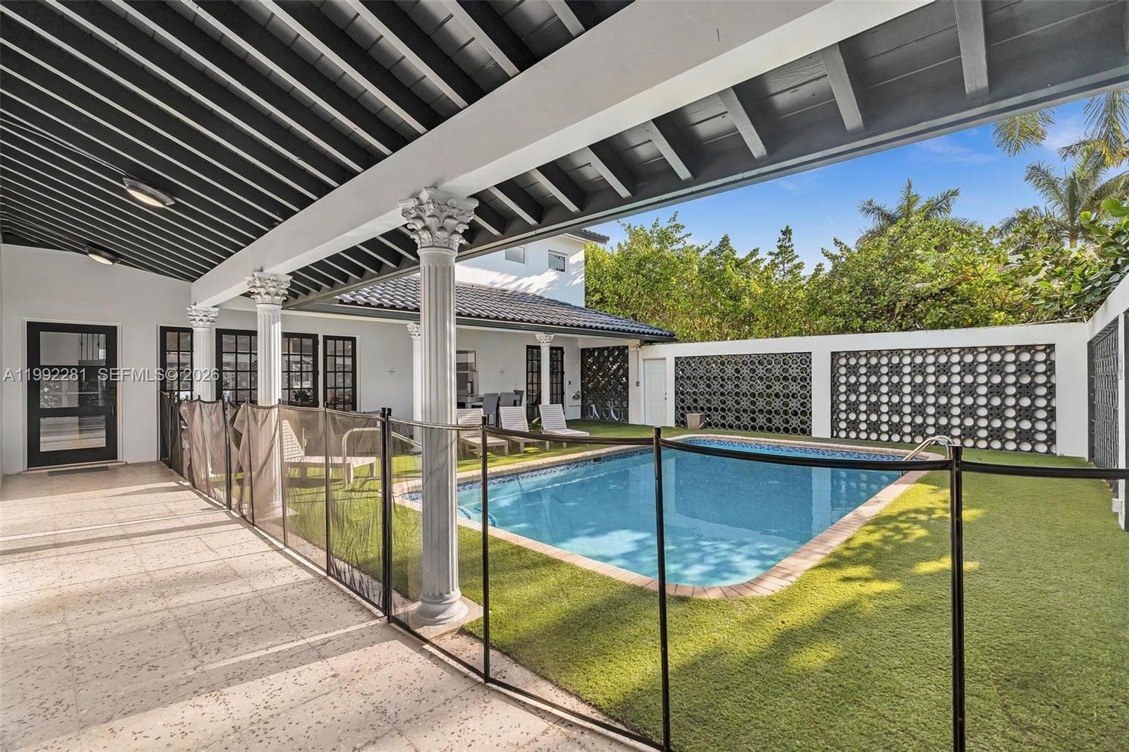 472 Sunset Dr Hallandale Beach, FL 33009